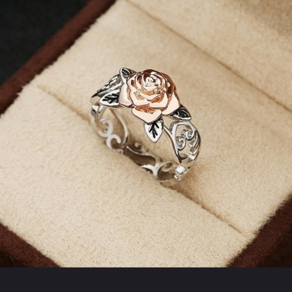 Jewelry - Beautiful Floral Ring